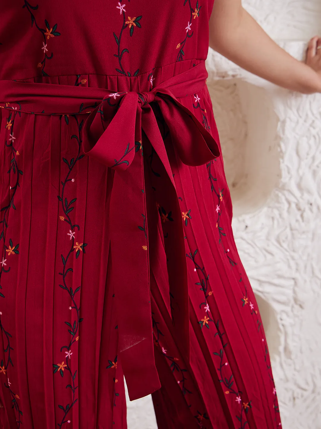Berrylush Women Red Floral Printed Halter Neck Sleeveless Waist Tie-Up Pleated Culotte Jumpsuit