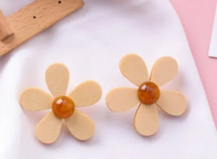 Daisy Flower Stud Earrings - Cute Flower Blossom Earrings - Dainty Stud Earrings, Children Earrings, Everyday Jewelry, Minimalist Earrings