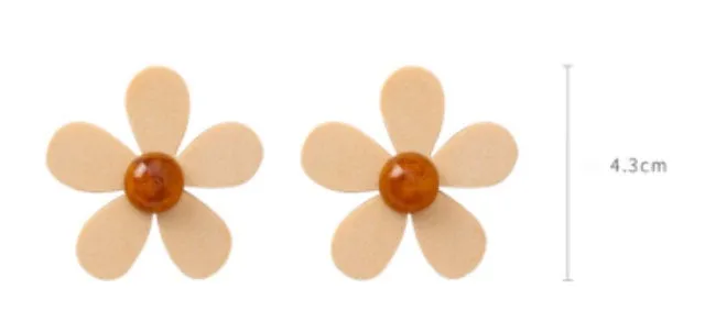 Daisy Flower Stud Earrings - Cute Flower Blossom Earrings - Dainty Stud Earrings, Children Earrings, Everyday Jewelry, Minimalist Earrings