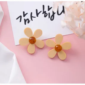 Daisy Flower Stud Earrings - Cute Flower Blossom Earrings - Dainty Stud Earrings, Children Earrings, Everyday Jewelry, Minimalist Earrings