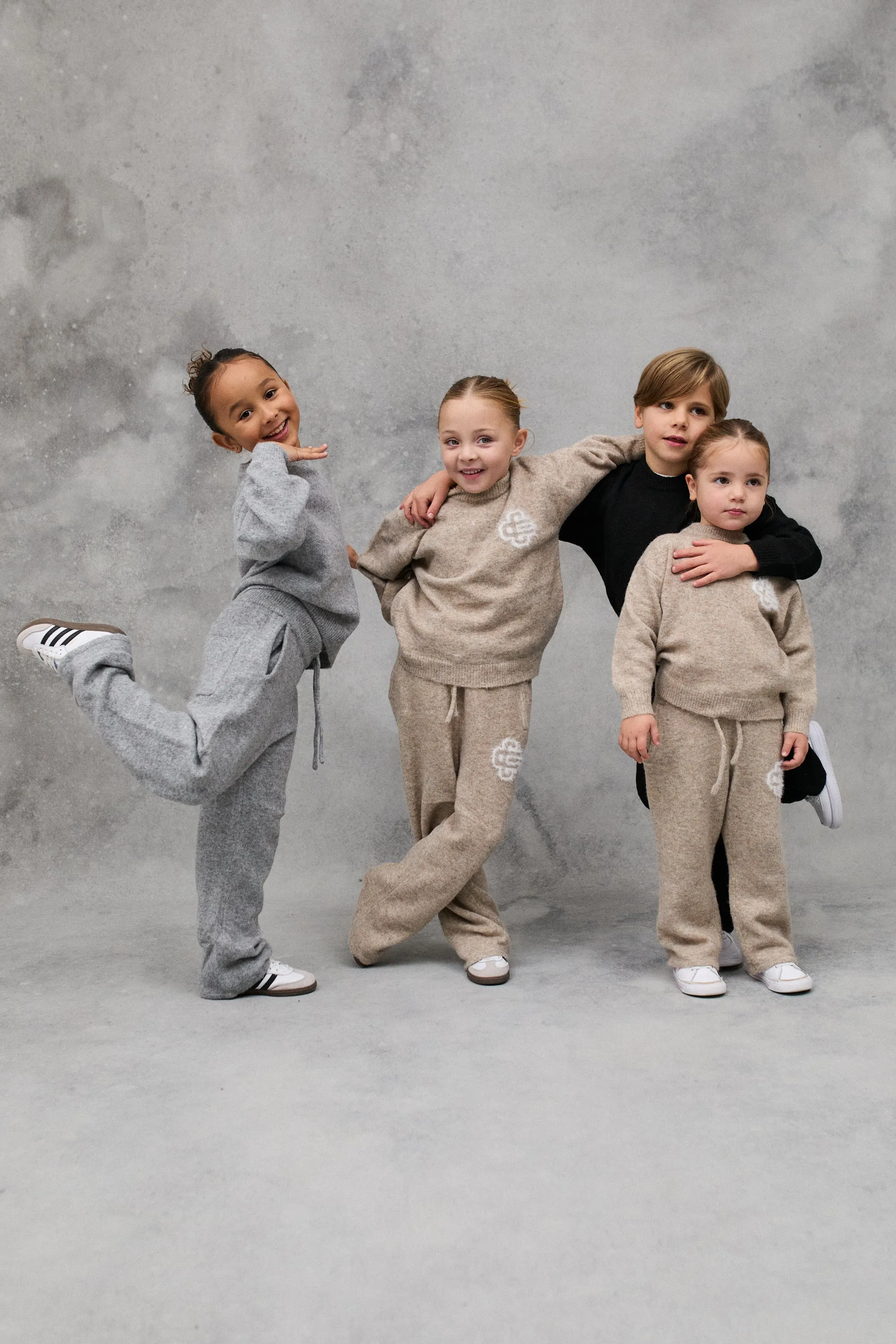 JNR FLUFFY KNIT EMBLEM JOGGERS - GREY MARL